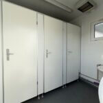 aktion-sanitaercontainer-20-fuss-021921990-wc-damen-herren-aussen-3