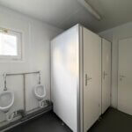 aktion-sanitaercontainer-20-fuss-021921990-wc-damen-herren-aussen-6
