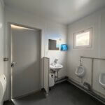 aktion-sanitaercontainer-20-fuss-021921990-wc-damen-herren-aussen-7
