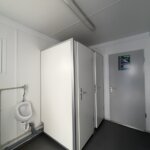 aktion-sanitaercontainer-20-fuss-152003069-wc-damen-herren-aussen-4