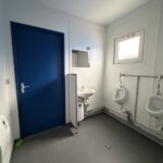 aktion-sanitaercontainer-20-fuss-152003069-wc-damen-herren-aussen-5