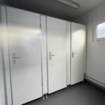 aktion-sanitaercontainer-20-fuss-152003069-wc-damen-herren-aussen-6