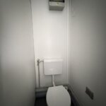 aktion-sanitaercontainer-20-fuss-152003069-wc-damen-herren-aussen-7