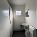 aktion-sanitaercontainer-20-fuss-152003069-wc-damen-herren-aussen-8