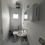 aktion-sanitaercontainer-20-fuss-021814131-wc-damen-herren-aussen-4