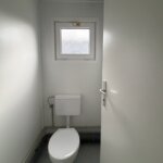 aktion-sanitaercontainer-20-fuss-021816689-wc-damen-herren-aussen-7
