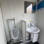 aktion-sanitaercontainer-10-fuss-02204413-wc-damen-herren-aussen-4