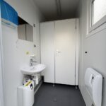 aktion-sanitaercontainer-10-fuss-02204413-wc-damen-herren-aussen-6