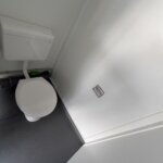 aktion-sanitaercontainer-10-fuss-02204413-wc-damen-herren-aussen-7
