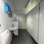 aktion-sanitaercontainer-20-fuss-021809924-dusche-wc-aussen-3