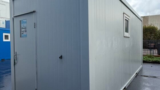 aktion-sanitaercontainer-20-fuss-021585743-dusche-wc-aussen-1