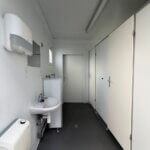 aktion-sanitaercontainer-20-fuss-021585743-dusche-wc-aussen-3