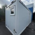 aktion-sanitaercontainer-20-fuss-021585743-dusche-wc-aussen-2