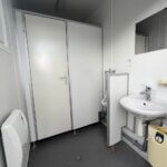 aktion-sanitaercontainer-10-fuss-021921998-wc-damen-herren-aussen-4