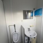 aktion-sanitaercontainer-10-fuss-021921998-wc-damen-herren-aussen-5