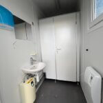 aktion-sanitaercontainer-10-fuss-021921998-wc-damen-herren-aussen-3