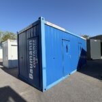 aktion-sanitaercontainer-20-fuss-021579007-wc-damen-herren-aussen-1