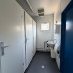 aktion-sanitaercontainer-20-fuss-021579007-wc-damen-herren-aussen-5