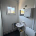 aktion-sanitaercontainer-20-fuss-021579007-wc-damen-herren-aussen-7