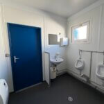 aktion-sanitaercontainer-20-fuss-021579007-wc-damen-herren-aussen-8