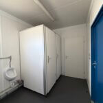 aktion-sanitaercontainer-20-fuss-021579007-wc-damen-herren-aussen-9