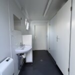 aktion-sanitaercontainer-20-fuss-151525476-dusche-wc-aussen-5