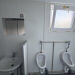 aktion-sanitaercontainer-20-fuss-151525476-dusche-wc-aussen-6