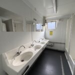 aktion-sanitaercontainer-20-fuss-151525476-dusche-wc-aussen-8