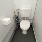 aktion-sanitaercontainer-20-fuss-011551337-wc-herren-aussen-5