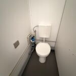 aktion-sanitaercontainer-20-fuss-011551340-wc-herren-aussen-5