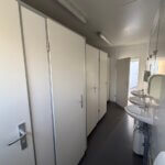 aktion-sanitaercontainer-20-fuss-011551340-wc-herren-aussen-6