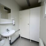 aktion-sanitaercontainer-10-fuss-89210065-wc-damen-herren-aussen-3