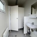 aktion-sanitaercontainer-10-fuss-89210065-wc-damen-herren-aussen-5