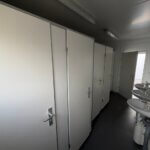 aktion-sanitaercontainer-20-fuss-011551339-wc-herren-aussen-5