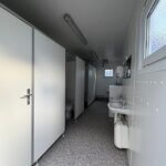 aktion-sanitaercontainer-20-fuss-021469950-wc-herren-aussen-4