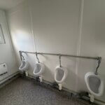 aktion-sanitaercontainer-20-fuss-021469950-wc-herren-aussen-5