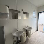 aktion-sanitaercontainer-20-fuss-021469950-wc-herren-aussen-6