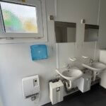 aktion-sanitaercontainer-20-fuss-021363224-wc-herren-aussen-4