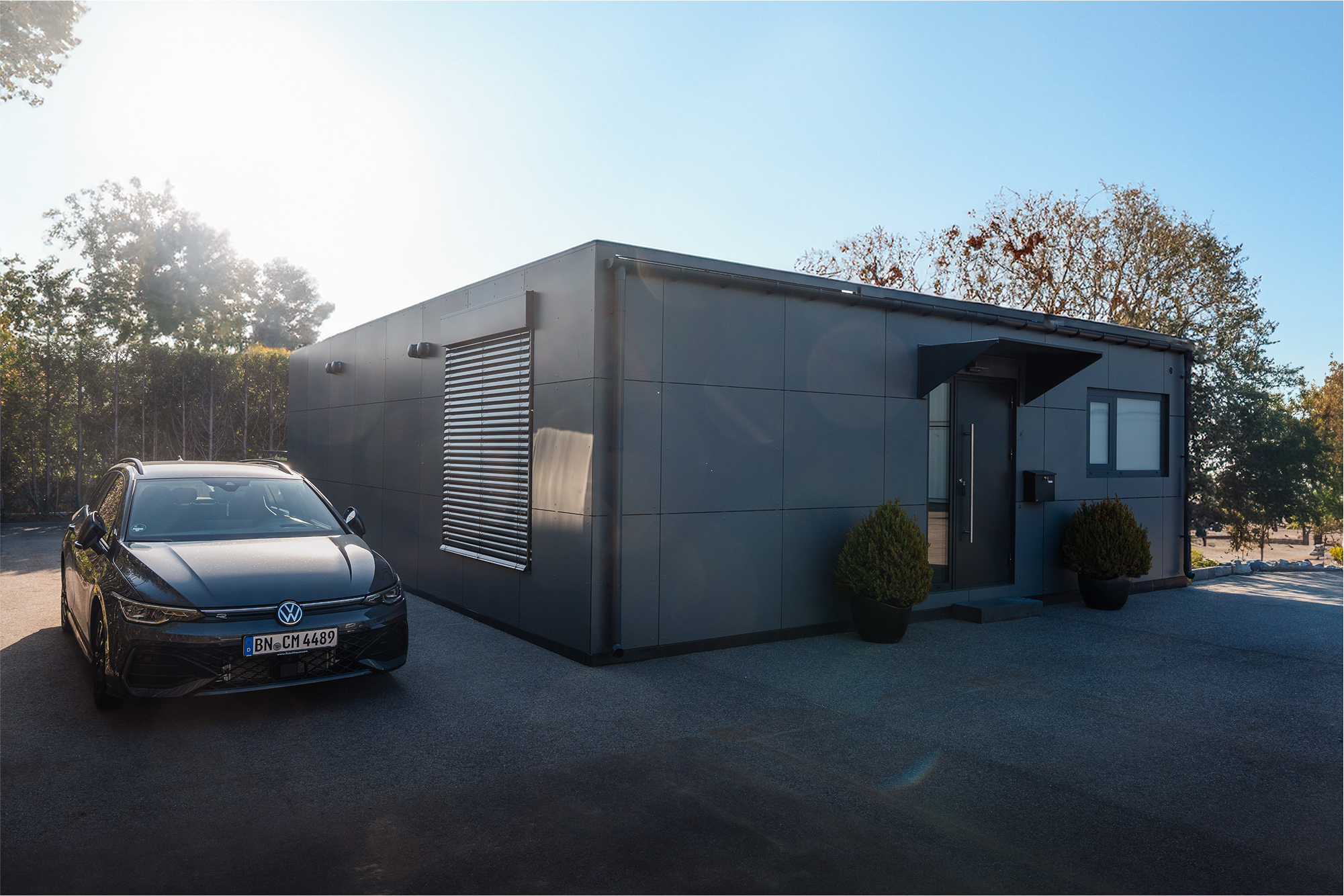 baumann-container-mikrohaus-news-aussenansicht-vorplatz