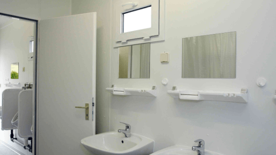 Sanitärcontainer Waschbecken mit Spiegel