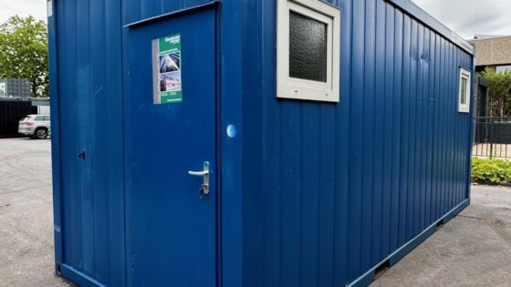 aktion-sanitaercontainer-20-fuss-schwarz-weiß-021049274-aussen-2