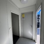 aktion-sanitaercontainer-20-fuss-dusche-mit-windfang-011087776-innen-1