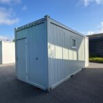 aktion-sanitaercontainer-20-fuss-dusche-wc-mit-windfang-011551854-aussen-1