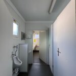 aktion-sanitaercontainer-20-fuss-dusche-wc-mit-windfang-011551854-innen-1