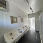aktion-sanitaercontainer-20-fuss-dusche-mit-windfang-011087776-innen-4