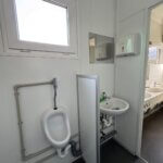 aktion-sanitaercontainer-20-fuss-dusche-wc-mit-windfang-011551854-innen-1