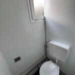 aktion-sanitaercontainer-20-fuss-dusche-wc-mit-windfang-011551854-innen-1