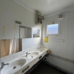 aktion-sanitaercontainer-20-fuss-dusche-wc-mit-windfang-011551854-innen-1