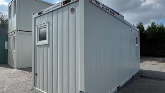 aktion-sanitaercontainer-20-fuss-021585762-wc-damen-herren-aussen-1