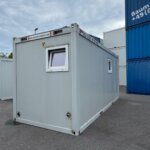aktion-sanitaercontainer-20-fuss-dusche-wc-mit-windfang-021585734-aussen-2